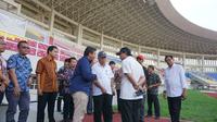 Menteri PUPR, Basuki Hadimuljono dan Mensesneg, Pratikno mengecek persiapan Stadion Manahan Solo yang akan diresmikan Presiden Jokowi, Jumat (14/2).(Liputan6.com/Fajar Abrori)