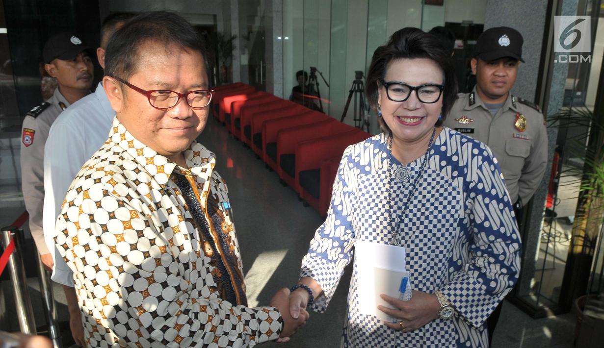 Pimpinan KPK, Basaria Panjaitan (kanan) menerima kunjungan Menkominfo Rudiantara di KPK, Jakarta, Kamis (8/6). Kedatangan Rudiantara untuk melakukan koordinasi terkait sosialisasi program anti korupsi kepada masyarakat. (Liputan6.com/Helmi Afandi)
