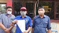 Ketua DPC Demokrat Bangkalan Abdurrahman didampingi pengacara M Fahrillah menunjukkan bukti pelaporan Subur Sembiring ke Mapolres Bangkalan.