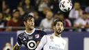 Gelandang Real Madrid, Isco, berebut bola dengan pemain MLS All-Star, Kaka, pada laga persahabatan di Soldier Field, Chicago, Kamis (3/8/2017). Real Madrid menang 4-2 atas MLS All-Star melalui adu penalti. (AP/Nam Y. Huh)