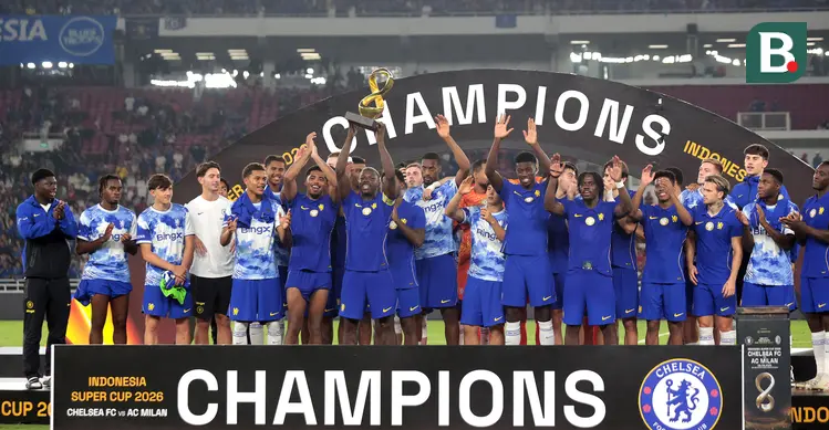 Pemain Chelsea mengangkat trofi juara Indonesia Super Cup 2026 setelah mengalahkan AC Milan dengan skor 3-0 pada laga pramusim di Stadion Utama Gelora Bung Karno (SUGBK), Jakarta, Sabtu (8/8/2026). Kemenangan The Blues dipastikan lewat dua gol Joao Pedro dan satu gol Moises Caicedo, sekaligus menghadirkan trofi perdana bagi pelatih Xabi Alonso sejak menangani Chelsea. (KapanLagi.com/Budy Santoso)
