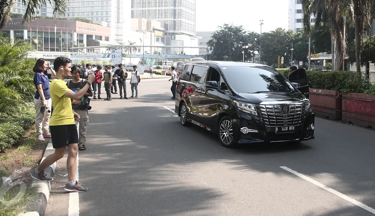 Sebuah minibus mewah berpelat nomor B 1448 RFK nekat menerobos jalur CFD di kawasan Bunderan HI, Jakarta, Minggu (12/6/2016). Seorang pria yang mengaku sopir anggota DPR nekat mencoba menerobos jalur CFD. (Liputan6.com/Faizal Fanani)