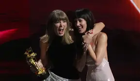 Taylor Swift Beri Kejutan Ulang Tahun untuk Dakota Johnson, Mendadak Tampil di SNL