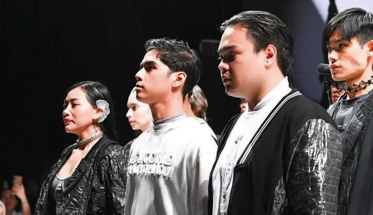 Dalam acara JF3 Fashion Festival 2022, Al Ghazali sempat berjalan di catwalk bareng dengan model lain. Ada juga sederet public figure lainnya yang terlibat sebagai model catwalk pada acara tersebut. (Instagram/alghazali7)