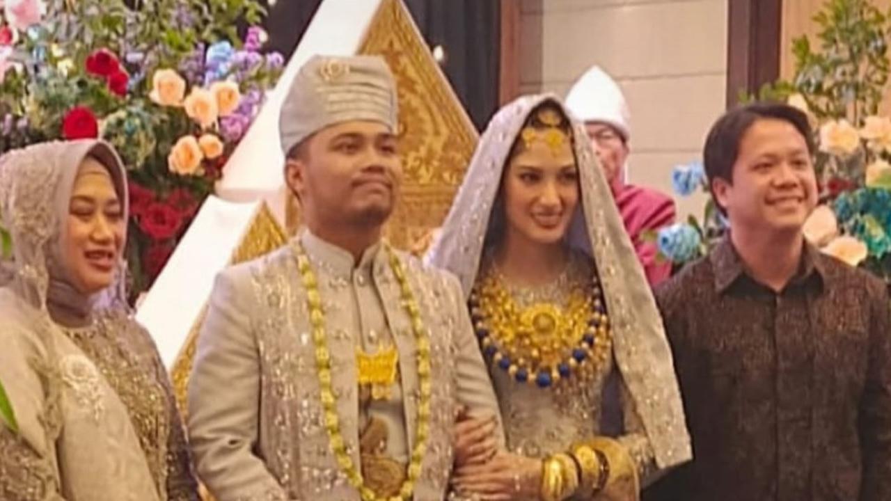 SAH! Ochi Rosdiana Dipinang Luthfi Arif dengan Maskawin Logam Mulia 22,25 Gram - Suami Tegang saat Akad Nikah