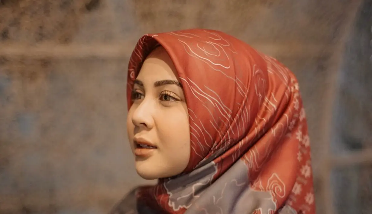 Kamu juga bisa kenakan hijab model bergo saat hendak shalat ied nanti. Dengan model yang santun namun tetap kasual [@kesharatuliu05]