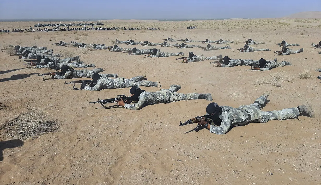 Para prajurit Taliban tengan dilatih dalam program pelatihan yang digelar selama tiga minggu di Lashkar Gah yang berada di Provinsi Helmand, barat daya, Afghanistan, Senin (25/10/202).Taliban diketahui mengumumkan pembentukan pasukan bersenjata baru untuk negara tersebut. (AP Photo/Abdul Khaliq)