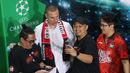 Mantan bintang Manchester United, Nemanja Vidic, foto bersama fans saat hadir dalam acara bertajuk Meet The UEFA Champion League Trophy and Legends di MGP Space SCBD, Jakarta, Sabtu (27/4/2024). (Bola.com/M iqbal Ichsan)