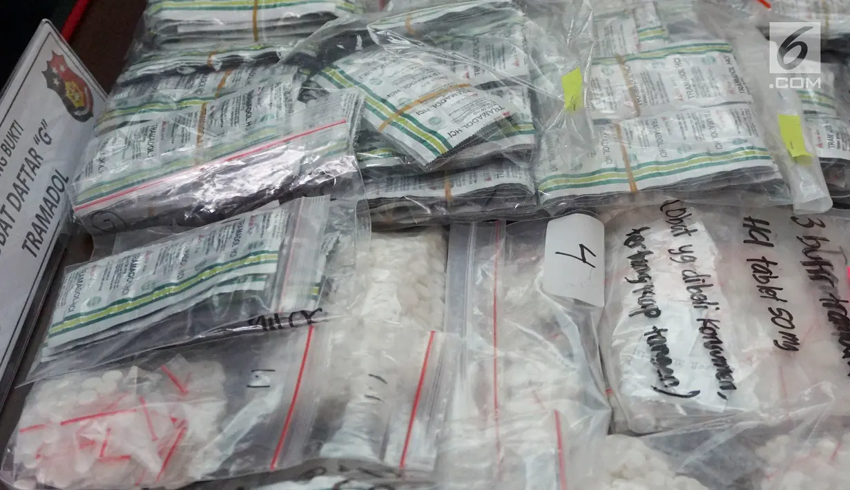 Barang bukti dalam kasus peredaran obat tanpa izin di Polda Metro Jaya, Jakarta, Kamis (7/2). Polisi menyita 7.797 butir tramadol, 4.116 butir Hexymer, 20 butir alprazolam, 440 butir trihexphenidyl dan 630 butir double LL. (Liputan6.com/Herman Zakharia)