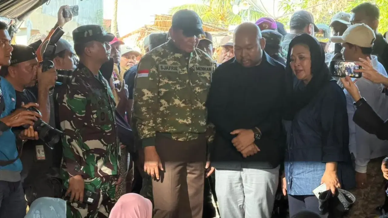 Menteri Pertahanan Sjafrie Sjamsoeddin bersama Ketua Komisi IV DPR RI Titiek Soeharto dan putra Presiden RI Prabowo Subianto, Didit Hediprasetyo, meninjau langsung lokasi terdampak banjir bandang di Kabupaten Pidie Jaya, Aceh (Istimewa)