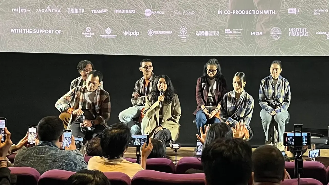 Kamila Andini, memegang mic dalam press conference trailer & trailer Empat Musim Pertiwi yang diselenggarakan di kawasan Jakarta pada (8/9/2026). (Liputan6.com/Afradhiya N. R)