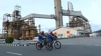 Petugas mengendarai sepeda saat melakukan pengecekan di area Refinery Unit V Balikpapan, Kalimantan Timur, Senin (22/7/2019). Kapasitas Kilang Balikpapan ditargetkan akan naik sekitar 38 persen. (Liputan6.com/Angga Yuniar)