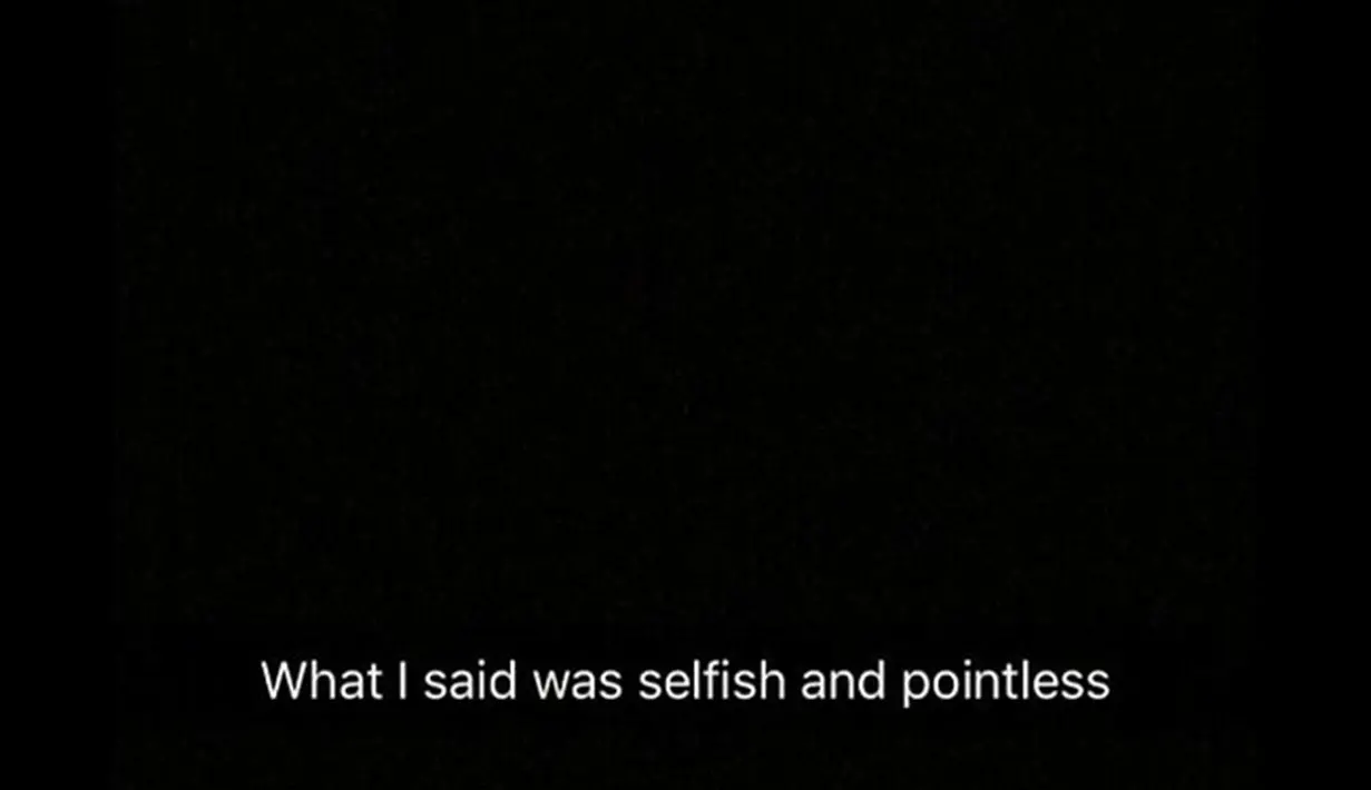 Melalu akun Snapchat, Selena Gomez mengunggah sebuah gambar latar belakang berwarna hitam dan bertuliskan "Aku mengatakan hal yang egois dan tidak berarti sama sekali"ucapnya. (Snapchat)