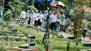 Sebagian warga melakukan ziarah pada Lebaran hari pertama di TPU Karet Bivak, Jakarta, Rabu (6/7). Selain bersilaturahmi kepada kerabat dan tetangga, momentum Hari Raya Idul Fitri juga untuk ziarah ke makam keluarga. (Liputan6.com/Yoppy Renato)