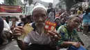 Seorang pengemis menunjukkan angpau yang didapatkan dari warga keturunan Tionghoa di Vihara Dharma Bhakti, Petak Sembilan, Jakarta Barat, Jumat (16/2). Pengemis musiman memadati Vihara Dharma Bhakti pada perayaan Imlek 2018. (Liputan6.com/Arya Manggala)