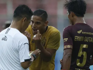 Pemain Bhayangkara Solo FC, Renan Da Silva (tengah) melakukan protes kepada wasit dalam pertandingan matchday ke-2 Babak Penyisihan Grup B Piala Menpora 2021 melawan PSM Makassar di Stadion Kanjuruhan, Malang. Sabtu (27/3/2021). (Bola.com/Ikhwan Yanuar)