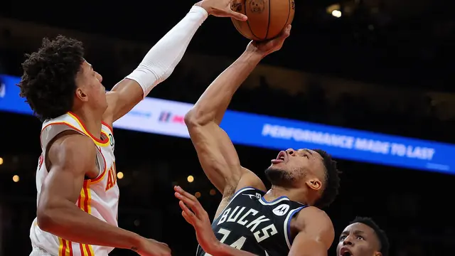 Bintang Bucks Giannis Antetokounmpo gagal melewati adangan pemain Bucks