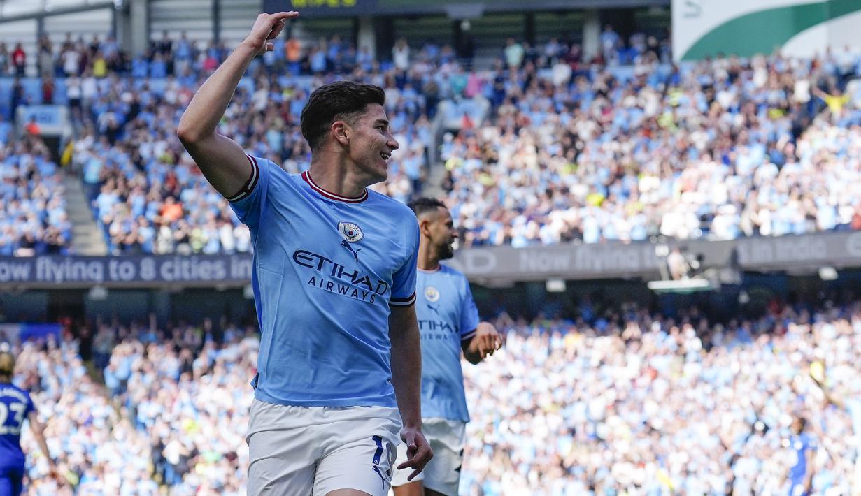 Selebrasi Striker Manchester City, Julian Alvarez setelah mencetak gol tunggal kemenangan Manchester City atas Chelsea pada laga lanjutan pekan ke-37 Liga Inggris 2022/2023 di Etihad Stadium, Manchester (21/5/2023). (AP Photo/Jon Super)