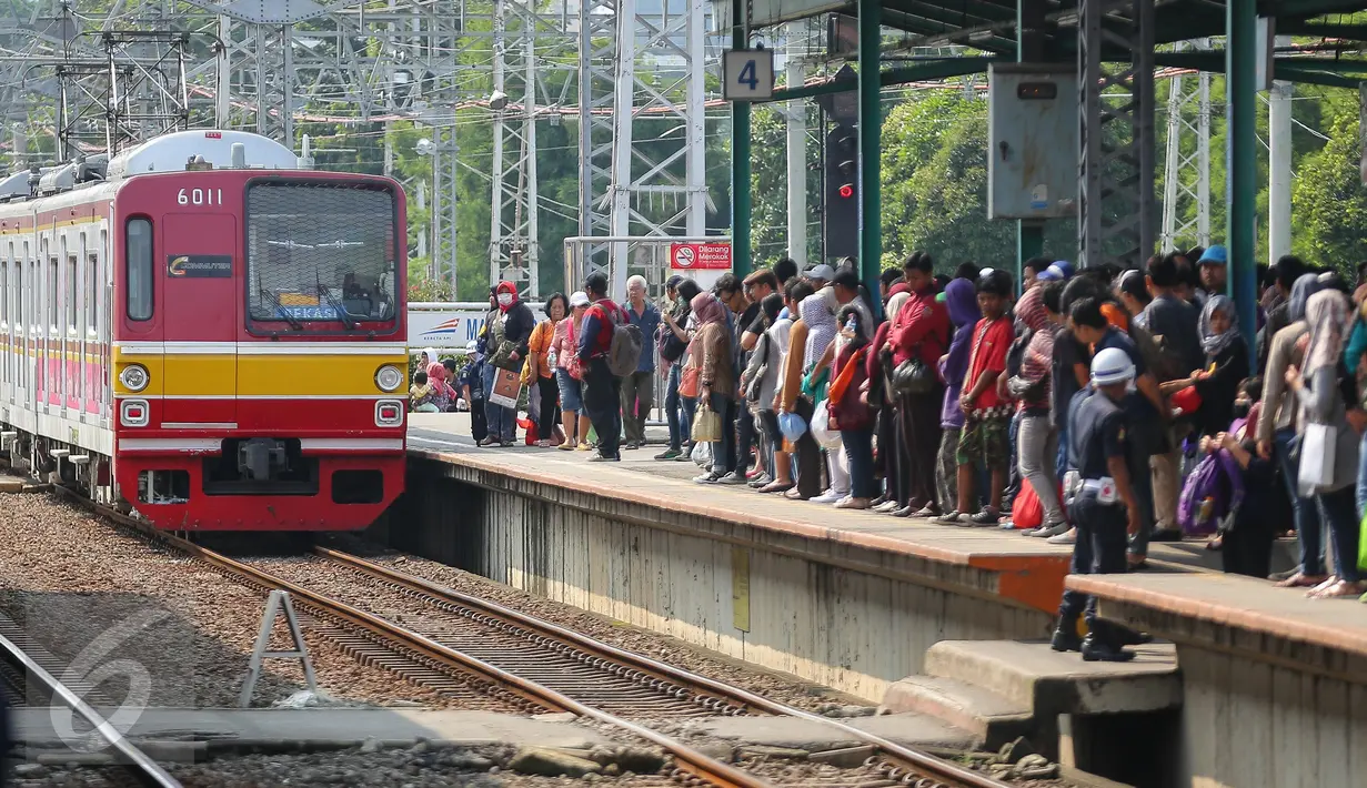 <p>Kereta Comuter Line tiba di Stasiun Manggarai, Jakarta, Selasa (28/3). Stasiun Manggarai dipadati penumpang yang hendak berlibur pada Hari Raya Nyepi Tahun Baru Saka 1939. Jumlah kenaikan penumpang hingga 70 % dari hari biasa. (Liputan6.com/Faizal Fanani)</p>