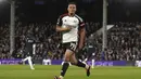 Pemain Fulham, Rodrigo Muniz, melakukan selebrasi setelah mencetak gol ke gawang Tottenham Hotspur pada laga Liga Inggris di Stadion Craven Cottage, Minggu (17/3/2024). (Adam Davy/PA via AP)
