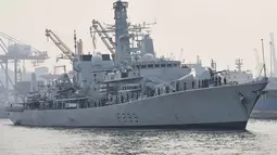 Kapal Angkatan Laut Kerajaan Inggris, HMS Richmond tiba di Pelabuhan Tanjung Priok, Jakarta pada Rabu 25 Juni 2025. (AP/Tatan Syuflana)