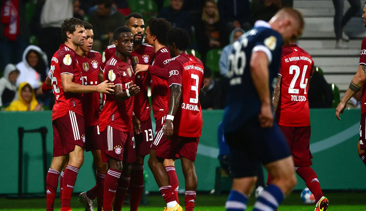 12-0. Kemenangan terbesar Bayern Munchen di musim 2021/2022 ini terjadi saat menang 12-0 atas tuan rumah Bremer SV di babak pertama DFB Pokal, 25 Agustus 2021. Dua bintang di laga itu adalah Eric Maxim Choupo-Moting yang mencetak hattrick dan Jamal Musiala dengan brace-nya. (AFP/Patrik Stollarz)