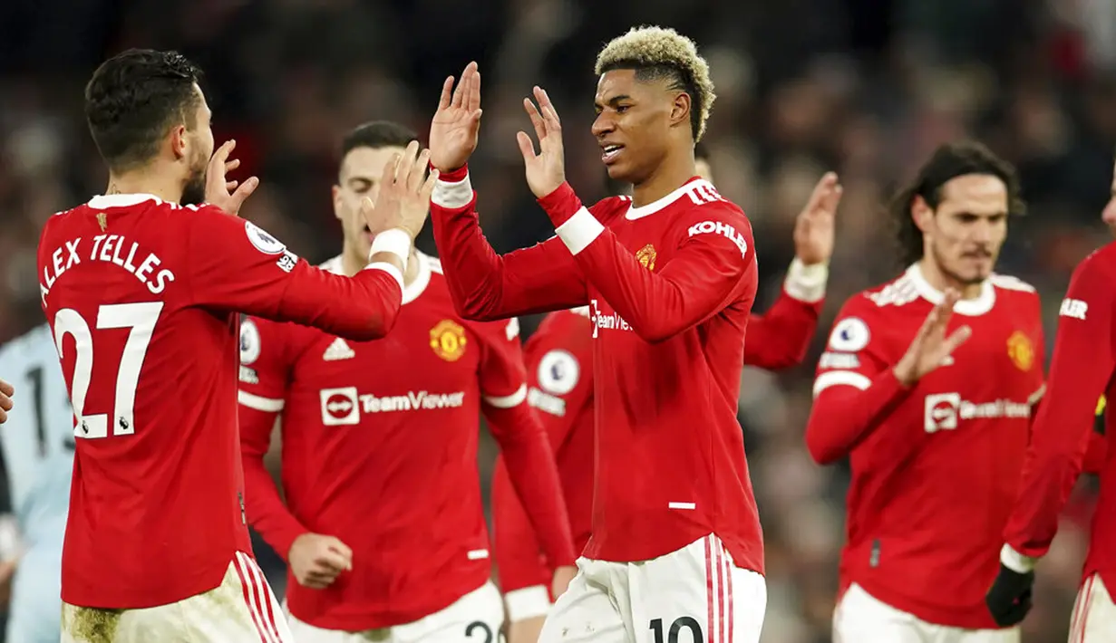 Pemain Manchester United Marcus Rashford (tengah) merayakan dengan rekan setimnya usai mencetak gol ke gawang West Ham United pada pertandingan sepak bola Liga Inggris di Stadion Old Trafford, Manchester, Inggris, 22 Januari 2022. Manchester United menang 1-0. (AP Photo/Dave Thompson)