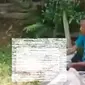 Seoarang pria diduga orang gila di depan penemuan mayat dugaan mutilasi yang terjadi di wilayah Kecamatan Cibalong, Garut, Jawa Barat. (Liputan6.com/Jayadi Supriadin)