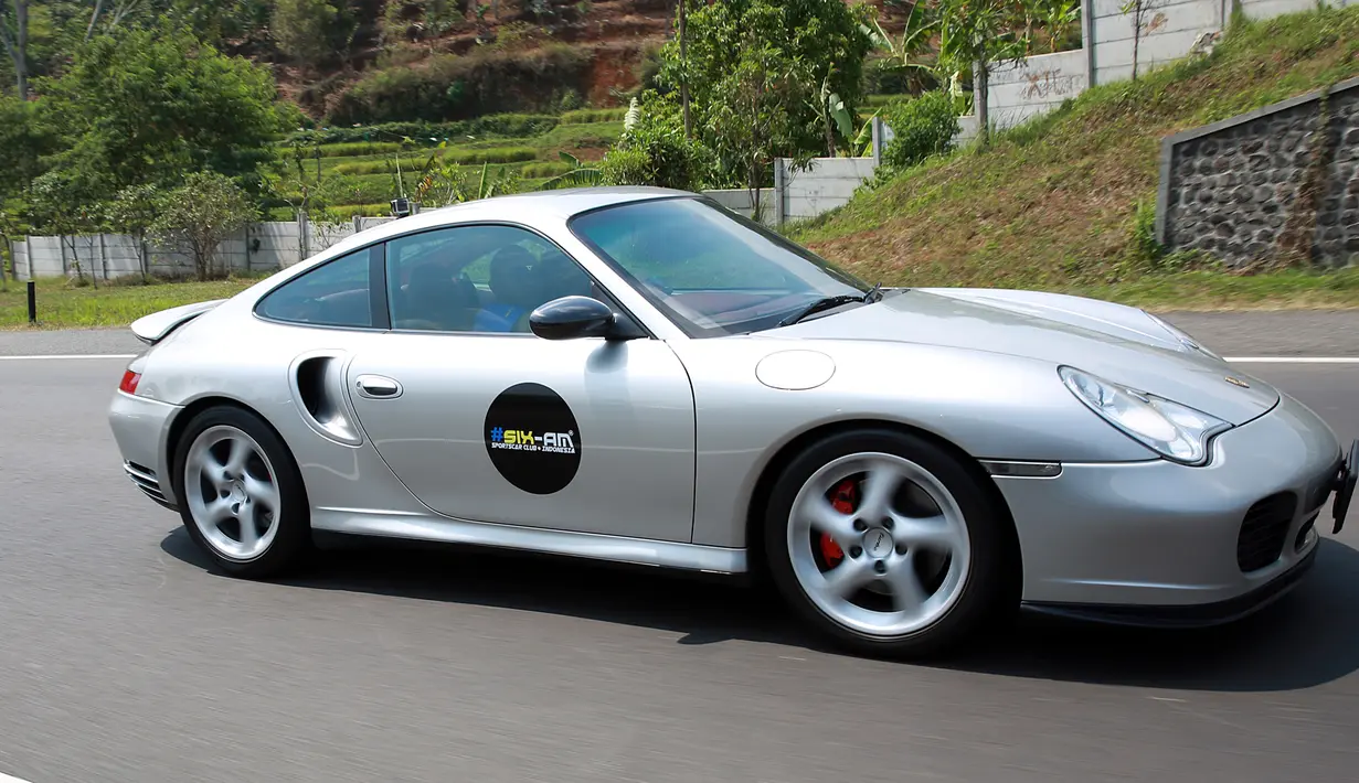 Enji dan anggota #6AM Sport Car Indonesia yang ikut ‘touring’ Jakarta-Bandung kali ini berangkat dari halaman parkir Cilandak Town Square, Jakarta Selatan. (Deki Prayoga/Bintang.com)