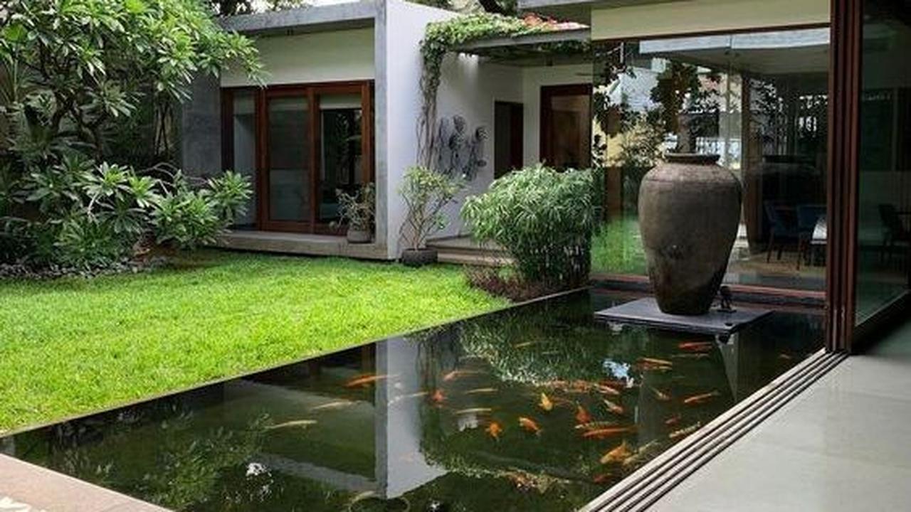 5. Rumah Tropis Modern dengan Kolam Ikan