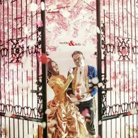 Sebuah pengorbanan yang dilakukan oleh mantan tunangan Zaskia Gotik. Permintaan dari mantan istri siri Rhoma Irama itu terjun dari udara ke air. (Instagram/wedding_and_indo)