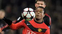 Bek MU, Patrice Evra (depan) berduel dengan striker AC MilanKlaas Jan Huntelaar di leg kedua babak 16 besar Liga Champions yang berlangsung di Old Trafford, 10 Maret 2010. MU unggul 4-0. AFP PHOTO / ANDREW YATES 