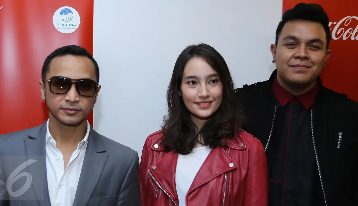 Giring Nidji, Tatjana Saphira dan Tulus saat menghadiri kampanye #rayakannamamu yang digelar Coca-Cola Indonesia di Jakarta, Rabu (13/1/2016). Mereka sepakat mendukung kampanye melawan bullying verbal. (Liputan6.com/Herman Zakharia)