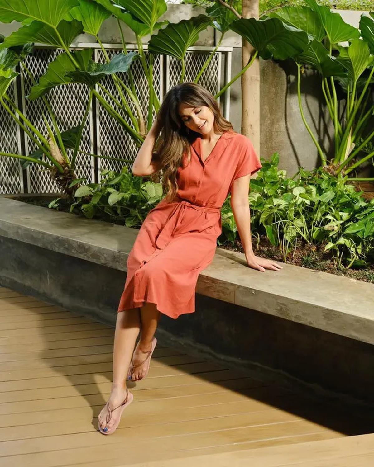 11 Inspirasi Outfit dengan Sandal ala Luna Maya, Cocok Ditiru untuk Liburan