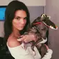 Kendall dengan hewan peliharaannya. (dok.Instagram/@kendalljenner/https://www.instagram.com/p/5qHLLtjo22/?tahttps://www.instagram.com/p/5qHLLtjo22/?taken-by=kendalljennerken-by=kendalljenner/Komarudin Komar)