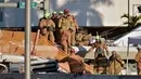 Petugas pemadam kebakaran Miami-Dade Fire Rescue mengevakuasi korban jembatan pejalan kaki yang runtuh di Miami, Florida (15/3). (Michael Laughlin / South Florida Sun-Sentinel via AP)