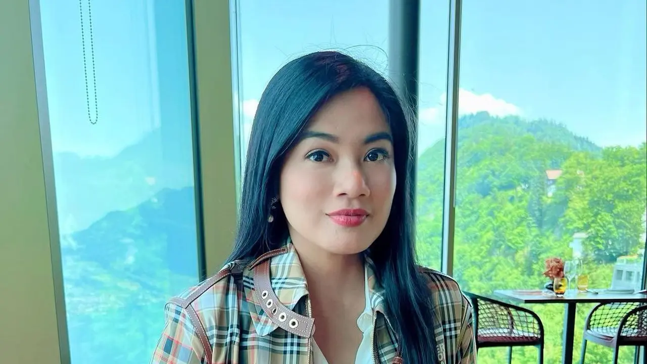 Potret Liburan Titi Kamal Bersama sang Mama di Swiss, Penuh Senyum