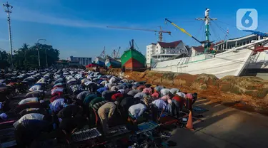 Umat Islam melaksanakan salat Idul Fitri 1445 Hijriah di Pelabuhan Sunda Kelapa, Jakarta, Rabu (10/4/2024). (merdeka.com/Arie Basuki)
