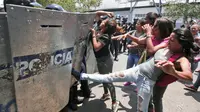Kericuhan keluarga korban kebakaran di kantor polisi di Venezuela, terus mendesak pihak berwenang mengusut tuntas insiden tersebut. (Juan Carlos/AP)