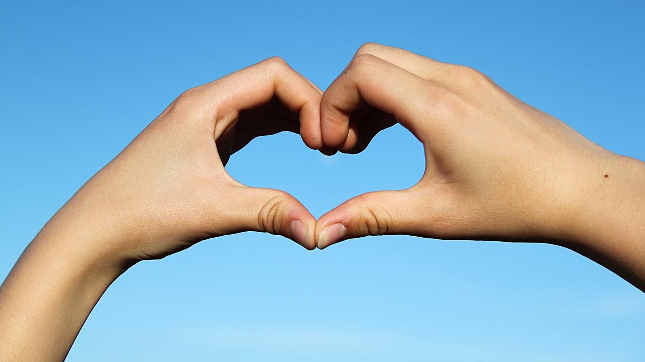 Ungkapan Romantis Aku Cinta Kamu dalam 6 Bahasa Daerah di Indonesia