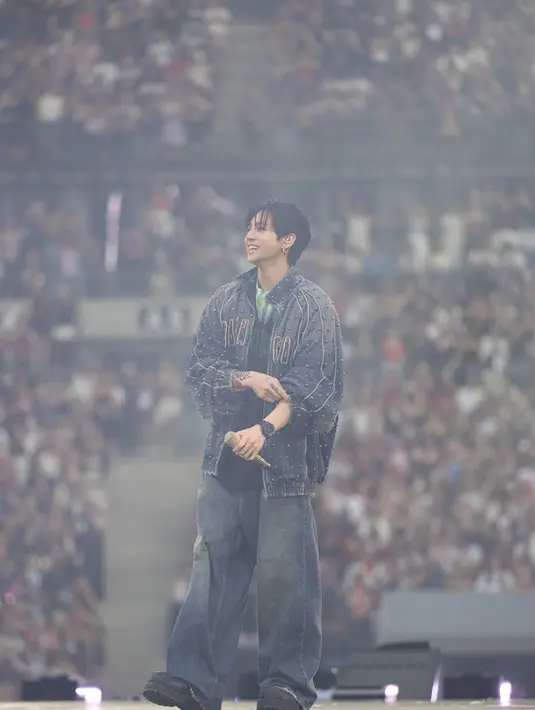Di hari kedua, Jung Kook kenakan jaket denim berhiaskan kancing Le City dengan logo tambal sulam. Dipadukan dengan kaos berlogo tie-dye dan celana jeans longgar. [Balenciaga]