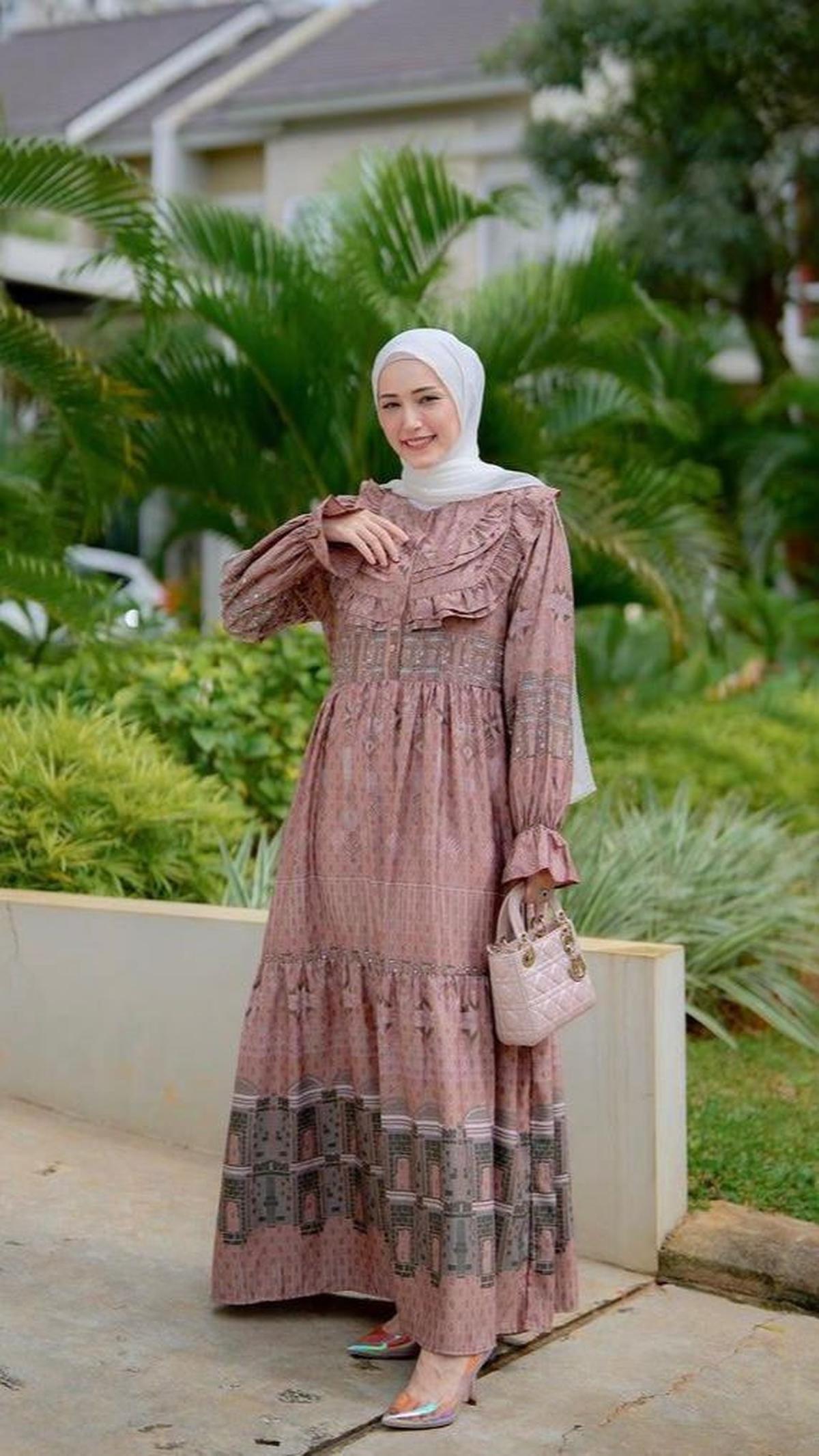 Pilih Gamis yang Terdapat Kancing atau Karet di Lengan agar Wudhu Friendly<br>