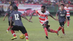 Gelandang serang Madura United, Engelbert Sani, berusaha melewati hadangan pemain Persiba Balikpapan pada laga uji coba di Stadion Ahmad Yani, Sumenep, Sabtu (20/2/2016).  (Bola.com/Vitalis Yogi Trisna)
