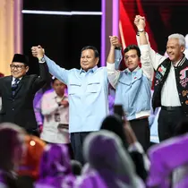 Para Calon Presiden dan Calon Wakil Presiden Anies Baswedan-Muhaimin Iskandar, Prabowo Subianto-Gibran Rakabuming Raka, Ganjar Pranowo-Mahfud Md (kiri ke kanan) bergandeng tangan bersama usai mengikuti Debat Kelima Pilpres 2024 di Jakarta Convention Center (JCC), Jakarta, Minggu (4/2/2024). (Liputan6.com/Angga Yuniar)