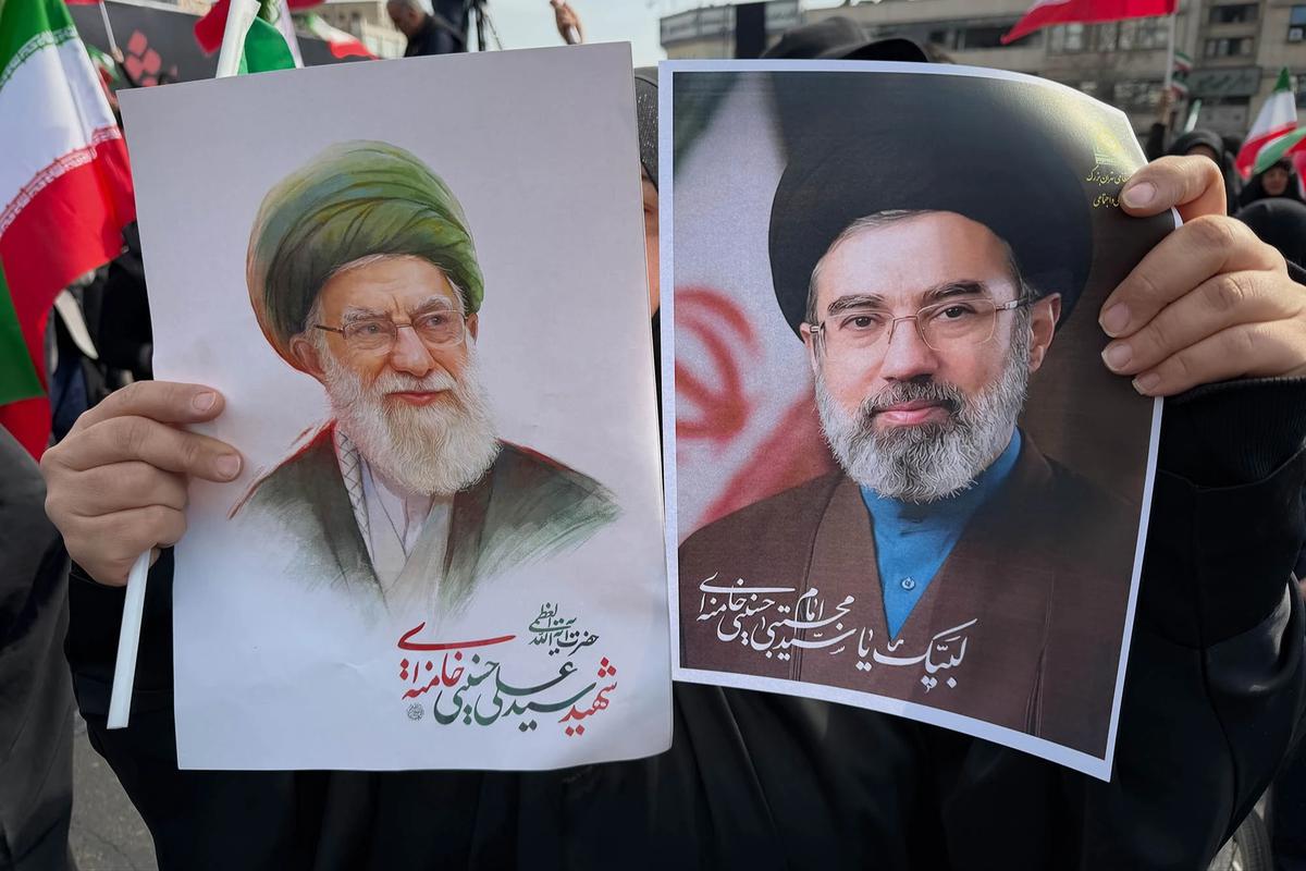 FOTO: Ribuan Warga Iran Turun ke Jalan Dukung Mojtaba Khamenei