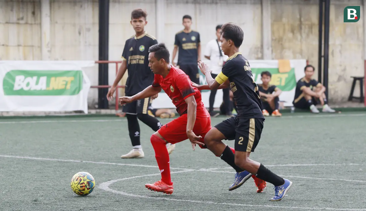 Sementara itu, Bina Karya FC yang jadi runner-up mendapatkan uang tunai sebesar Rp2 juta. Mereka juga membawa pulang medali dan voucher Sabnani Park senilai Rp750 ribu. (Bola.com/M Iqbal Ichsan)