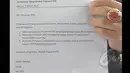 Pegawai KPK menunjukan kertas berisi pernyataan sikap atas putusan pimpinan KPK yang melimpahkan kasus Komjen Pol Budi Gunawan ke Kejaksaan Agung di halaman gedung KPK, Jakarta, Selasa (3/3/2015). (Liputan6.com/Herman Zakharia)