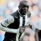 Newcastle United's Senegalese striker Papiss Demba Cisse celebrates after scoring his team's second goal against Liverpool during the English FA Premier League football match at St James' Park in Newcastle, April 1, 2012.  AFP PHOTO / GRAHAM STUART