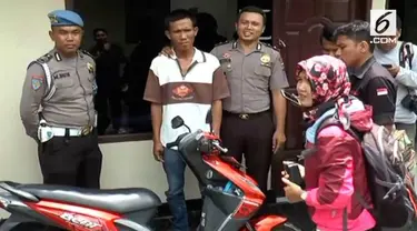 Seorang pria di Lampung ditangkap warga kemudian diserahkan ke polisi. Pria linglung itu kedapatan warga sedang menggendong bayi pada malam hari.