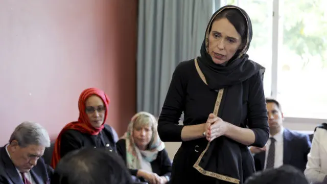 Perdana Menteri Selandia Baru Jacinda Ardern berbicara kepada perwakilan komunitas Muslim pada Sabtu, 16 Maret 2019 di Canterbury Refugee Centre di Christchurch, Selandia Baru, sehari setelah penembakan massal di dua masjid di kota.